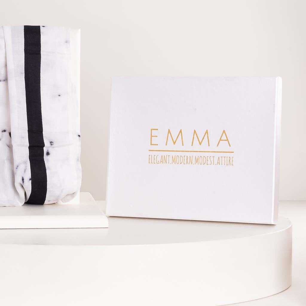 EMMA White Marble Scarf & Red Roses Bouquet