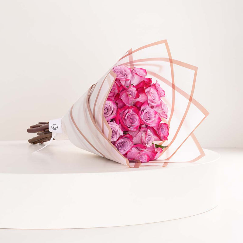 Veloor Rouge Scarf & 15 Pink Roses Bouquet