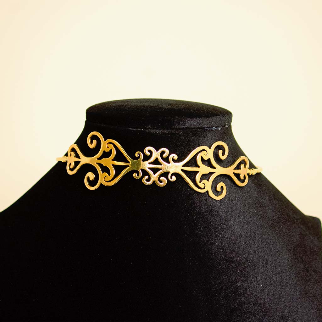 Amaz Gorgeous necklace 24k gold plated | A vase of red roses