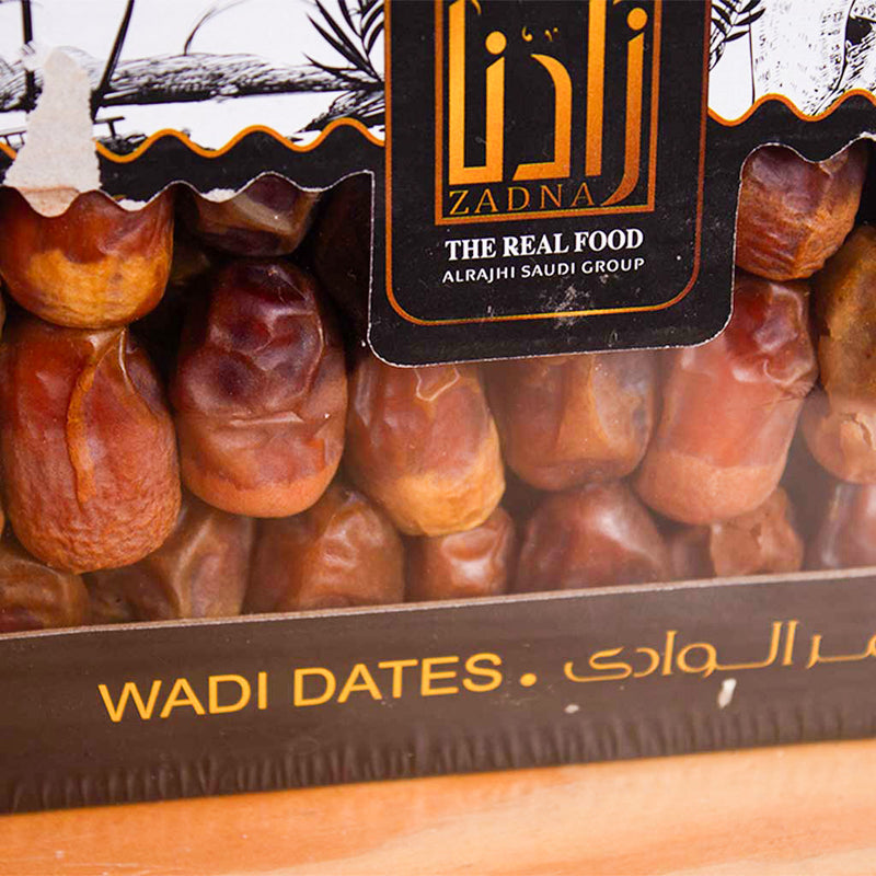 Zadna Dates & 15 Pink Roses
