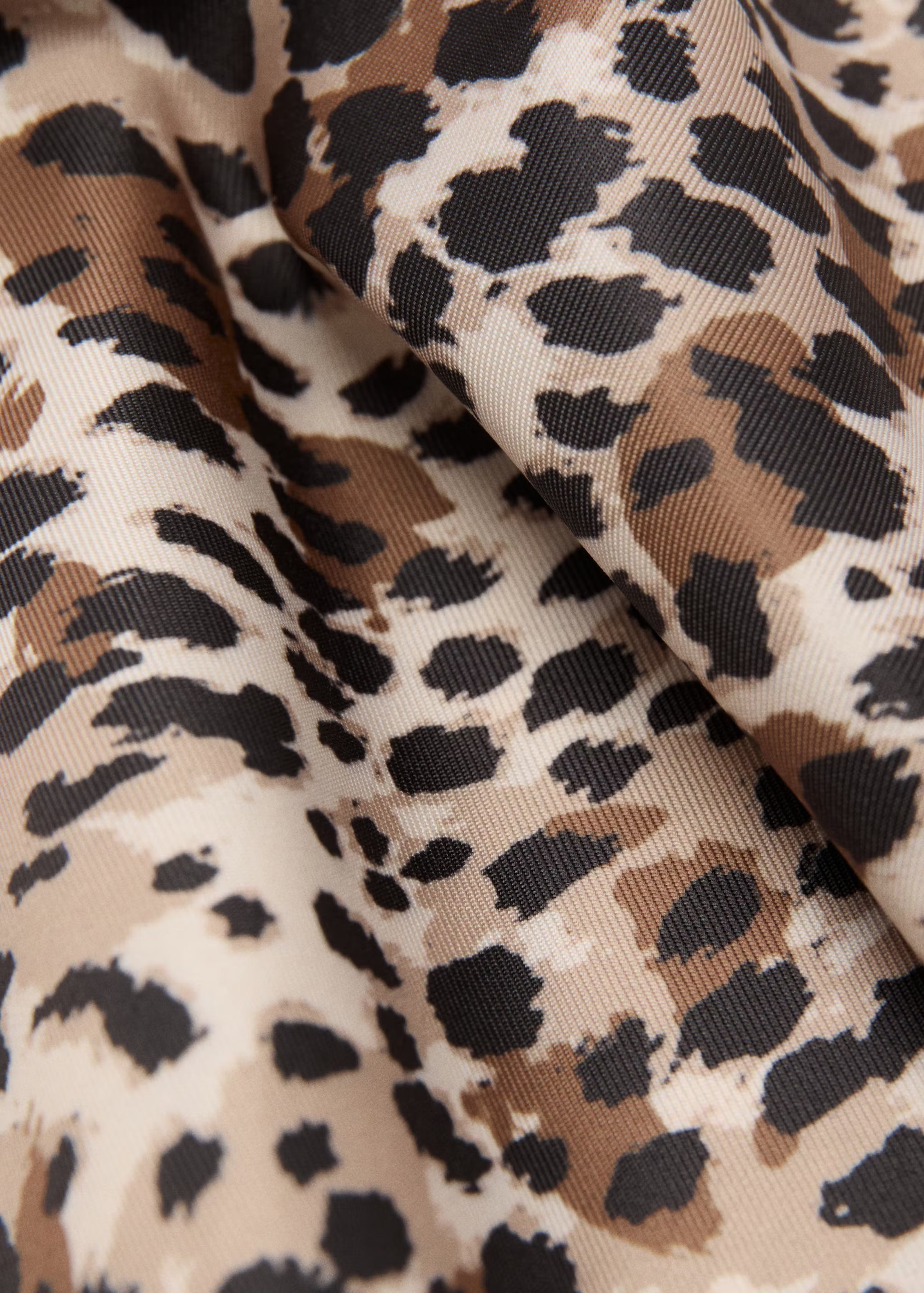 إيما الملكة الفارسية وباقة الورد الأحمر