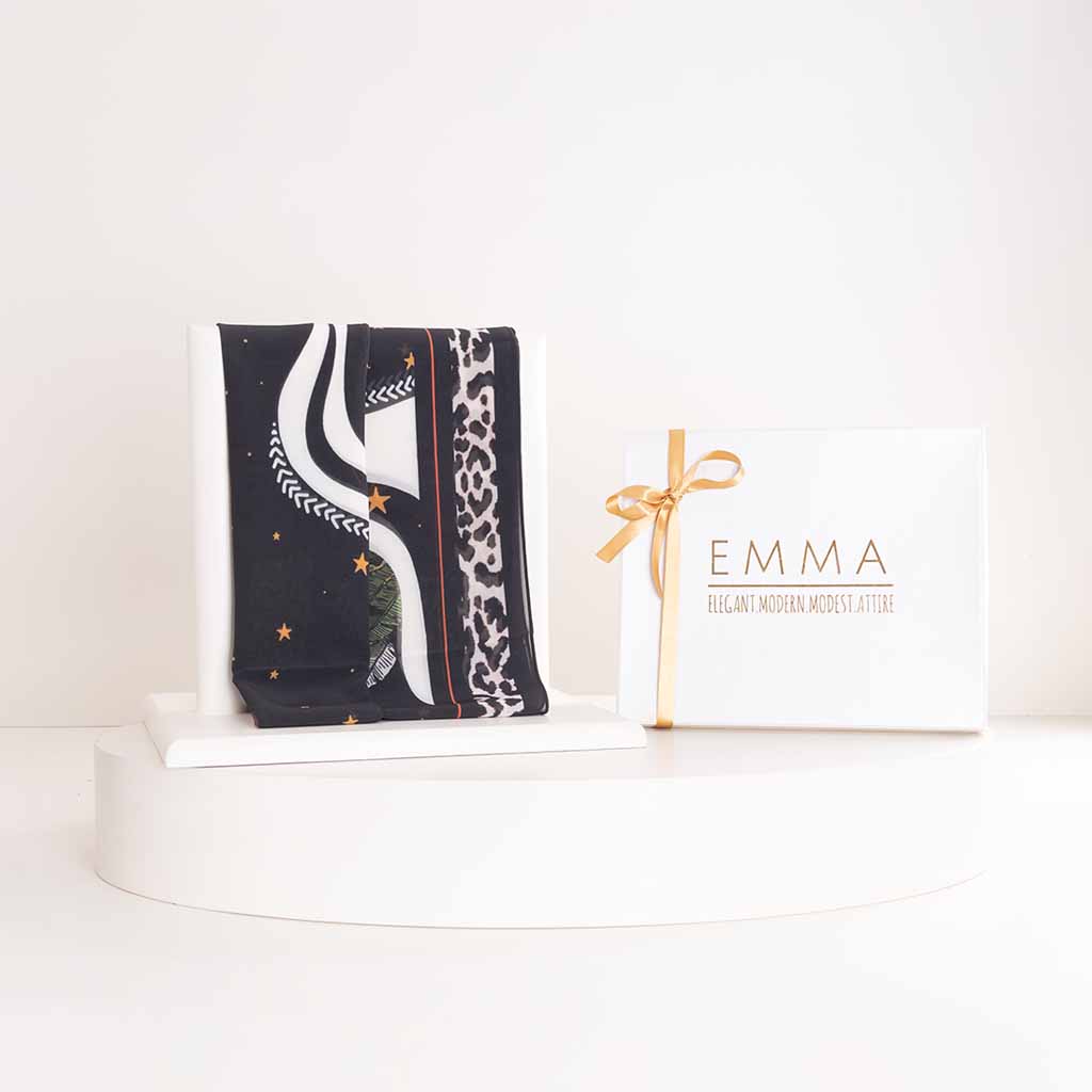 EMMA Leo Star Scarf & Purple Roses Vase