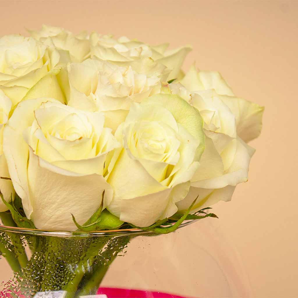 Flowrista | White Flowers Vase – 20 Flowers