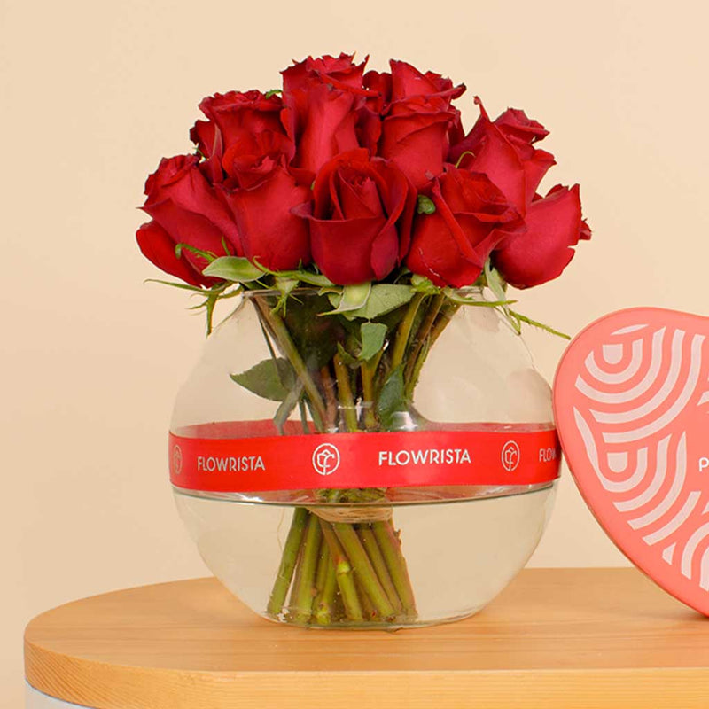 Patchi Tin Box of 22 Pieces | A vase of 20 red roses