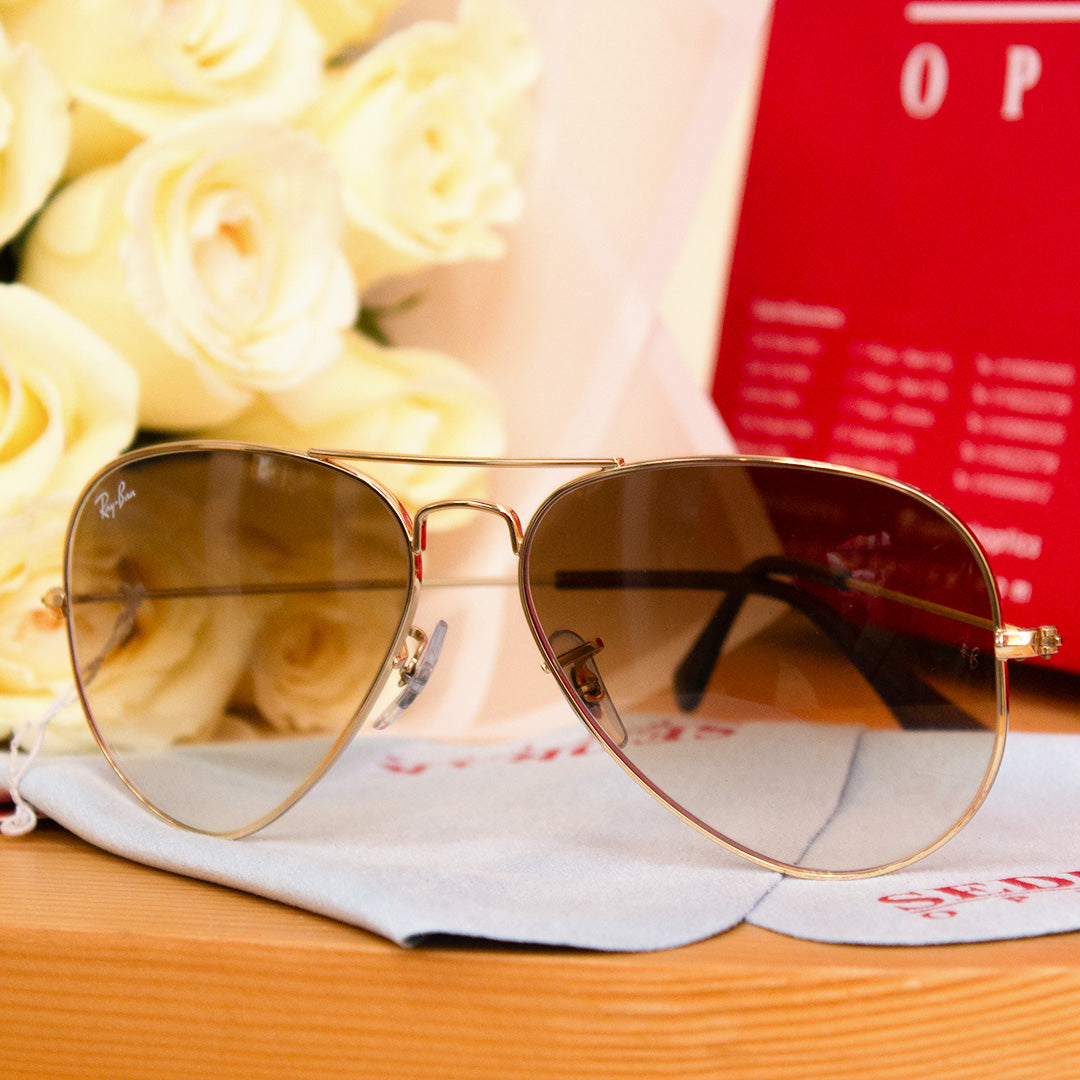 Ray-Ban Sunglass with Gold Frame & Gradient Lenses and 20 White Roses