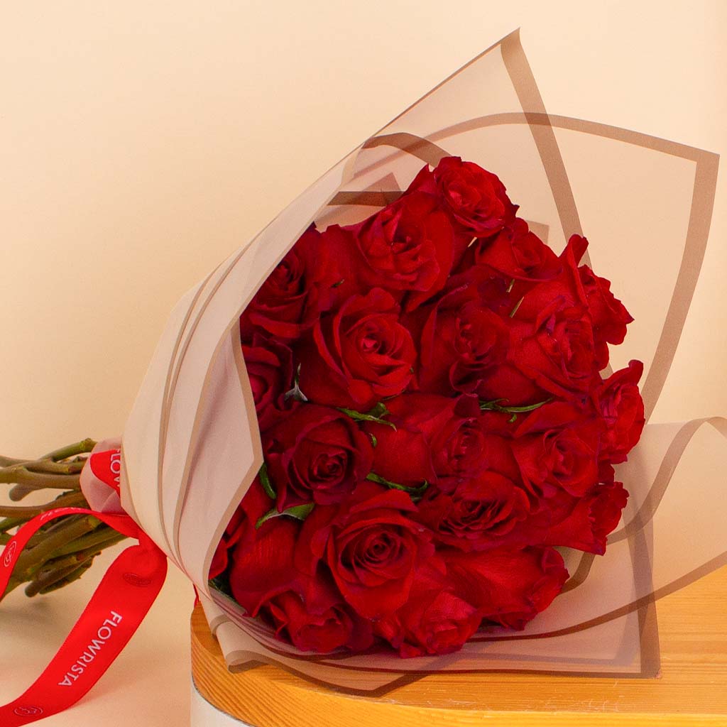 Voila Chocolate Cake & Red Roses Bouquet