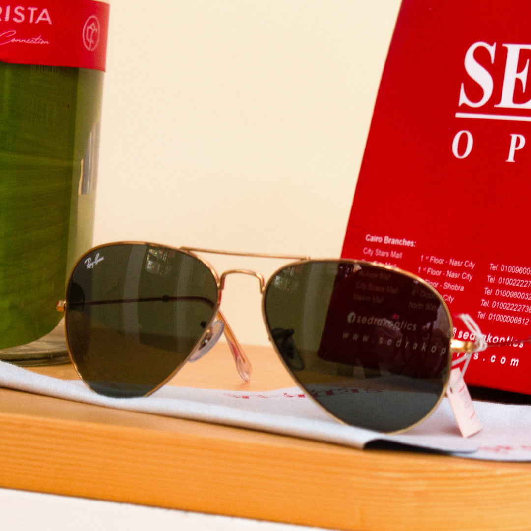 Ray-Ban Sunglass with Gold Frame & Classic Green Lenses & 15 Red Roses Vase