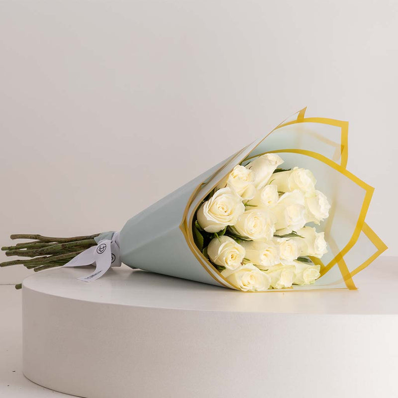 Nuit Dulce de Leche Perfume 50ml & White Roses Bouquet