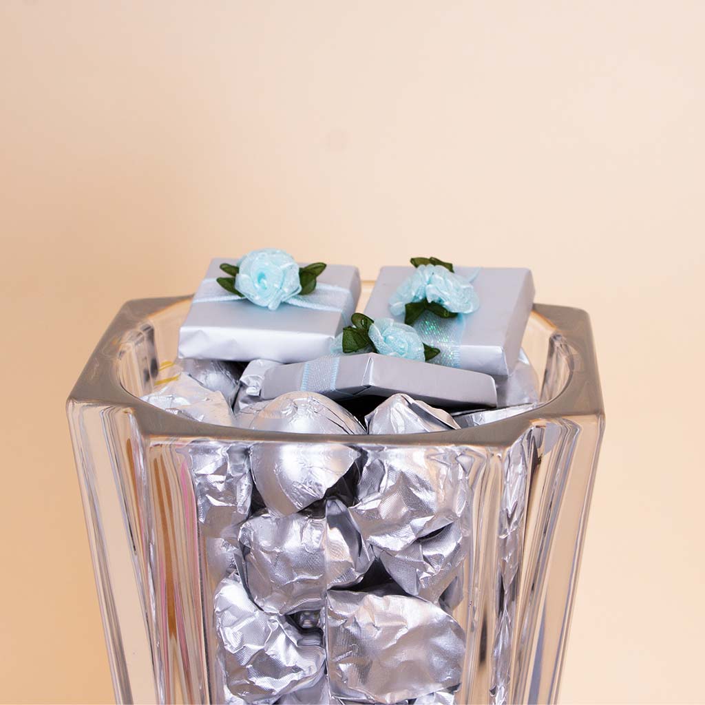 Passionelle Crystal Chocolate Vase (1kg) & Red Roses Bouquet
