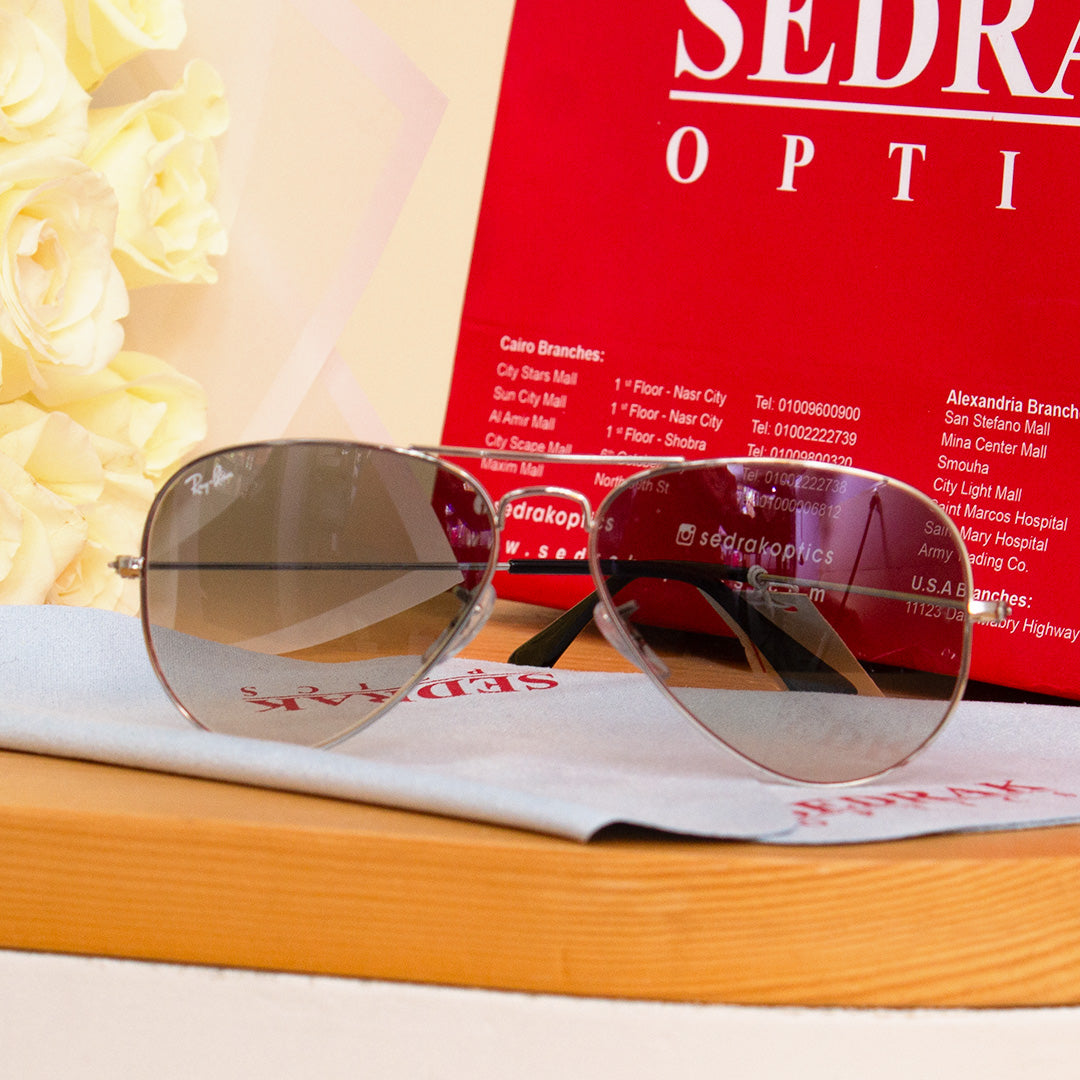 Ray-Ban Aviator Sunglass with Silver Frame Gradient Lenses and 15 White Roses