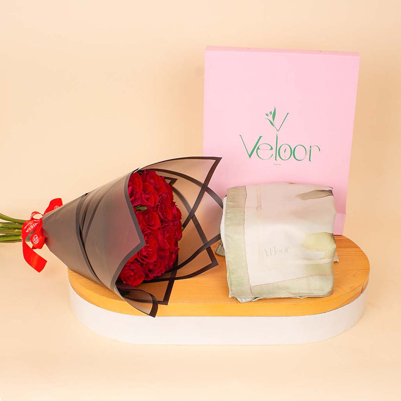 Veloor Sūkoon Scarf & Red Roses Bouquet