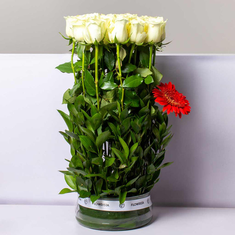 Flowrista | White Roses Vase – 15 Stems