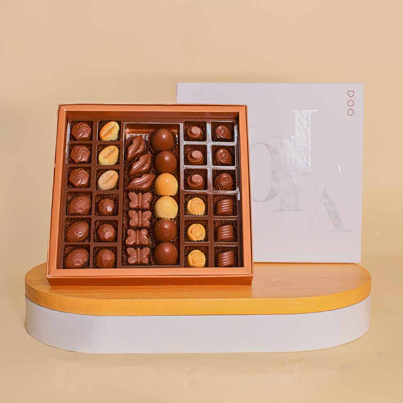 Voila Belgian Chocolates & Vase 25 White Rose