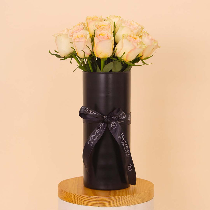 Flowrista | Simon Roses Vase – 20 Stems