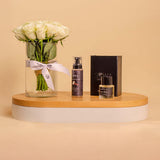Siwa Marshmallow Bundle with Vase of 20 White Roses