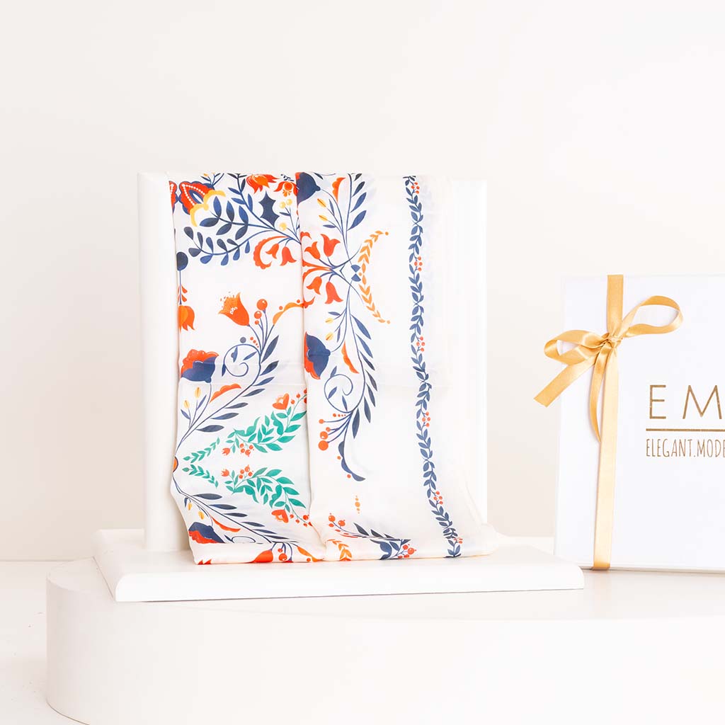 EMMA Morning Glamour Scarf & White Roses Vase