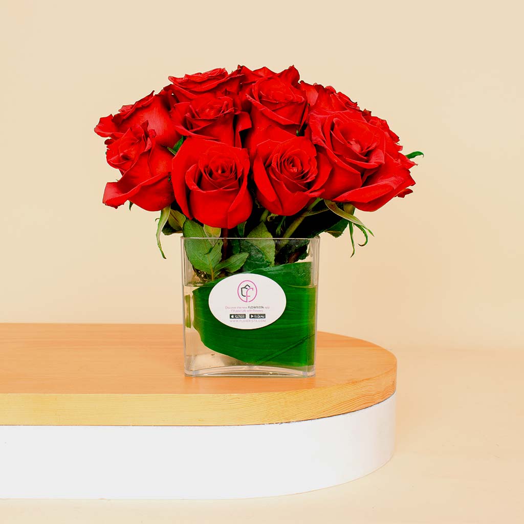 Amaz The Majestic Palace and Red Love Roses Vase
