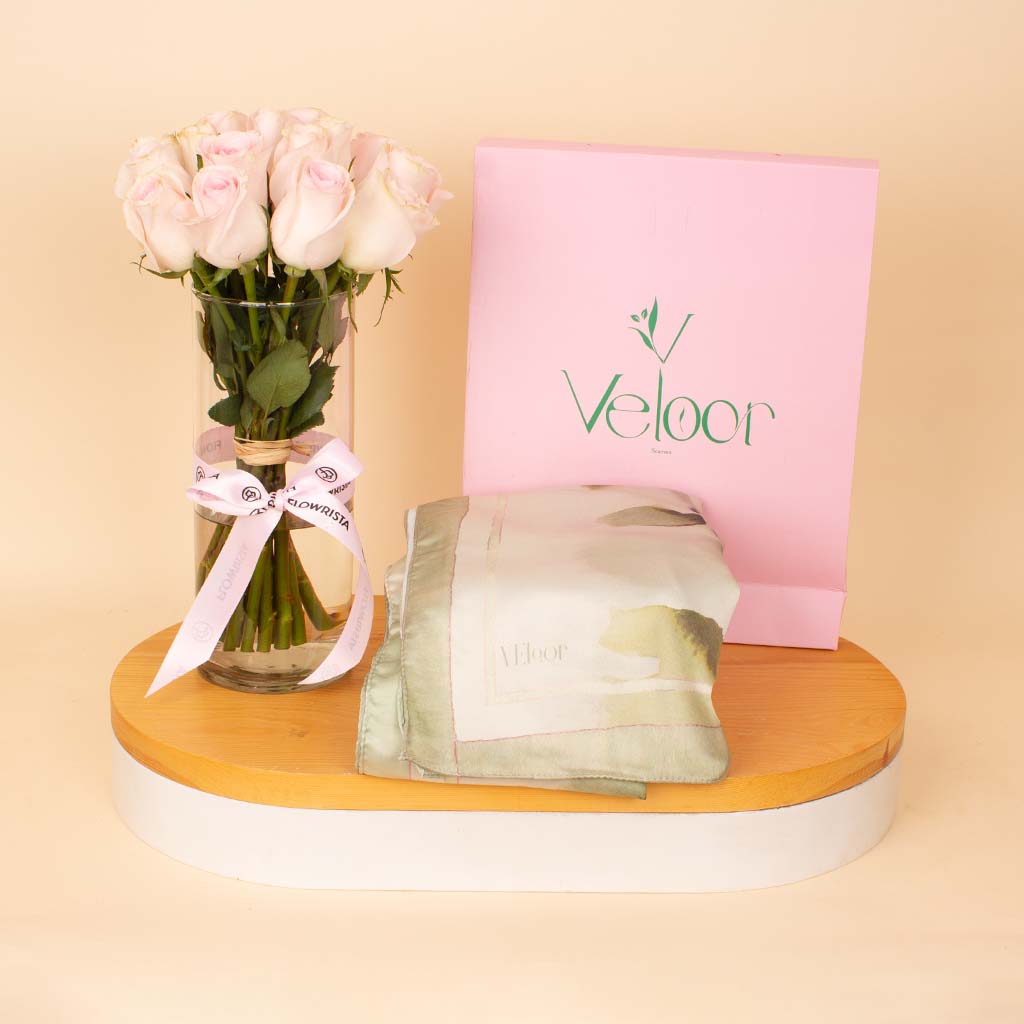 Veloor Sūkoon Scarf & Pink Roses Vase