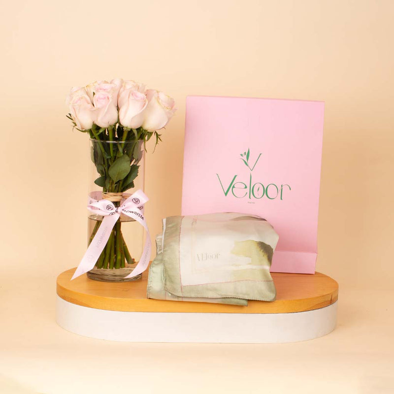 Veloor Sūkoon Scarf & Pink Roses Vase