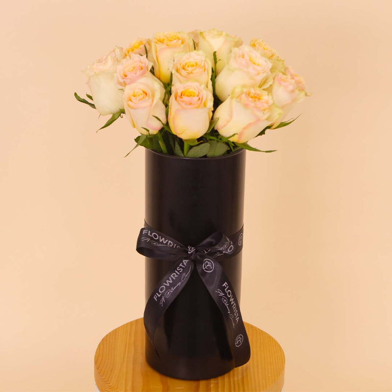 Flowrista | Simon Roses Vase – 20 Stems