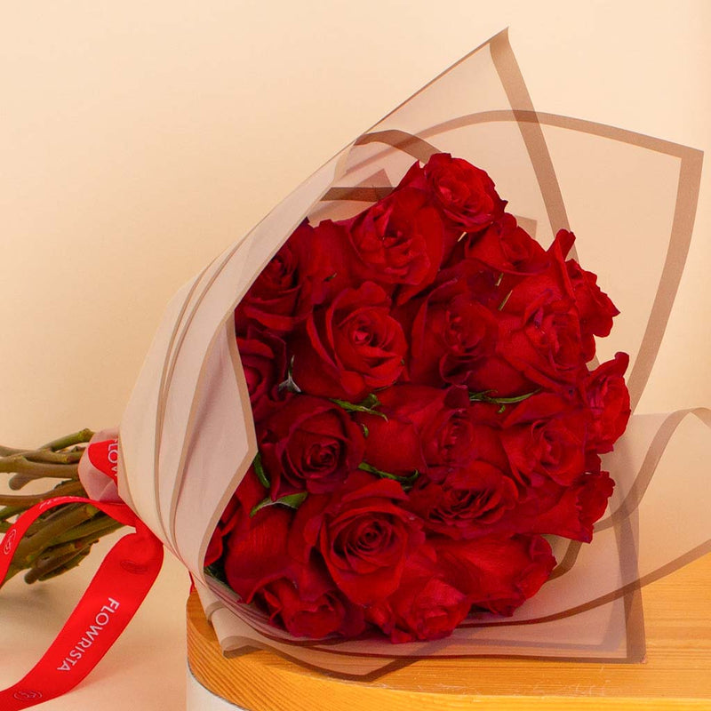 Voila Caramel Cake & Roses Bouquet